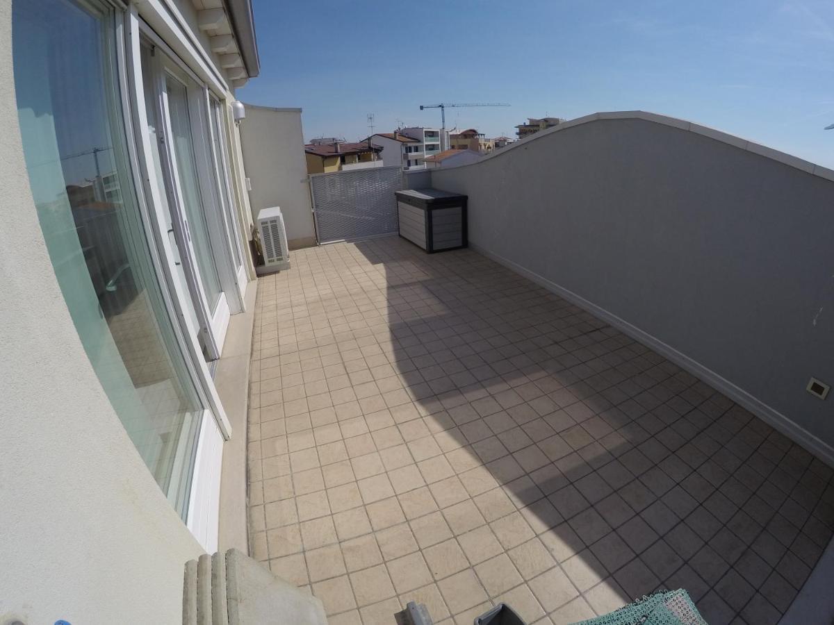 Attico Margherita - Agenzia Cocal Appartement Caorle Buitenkant foto